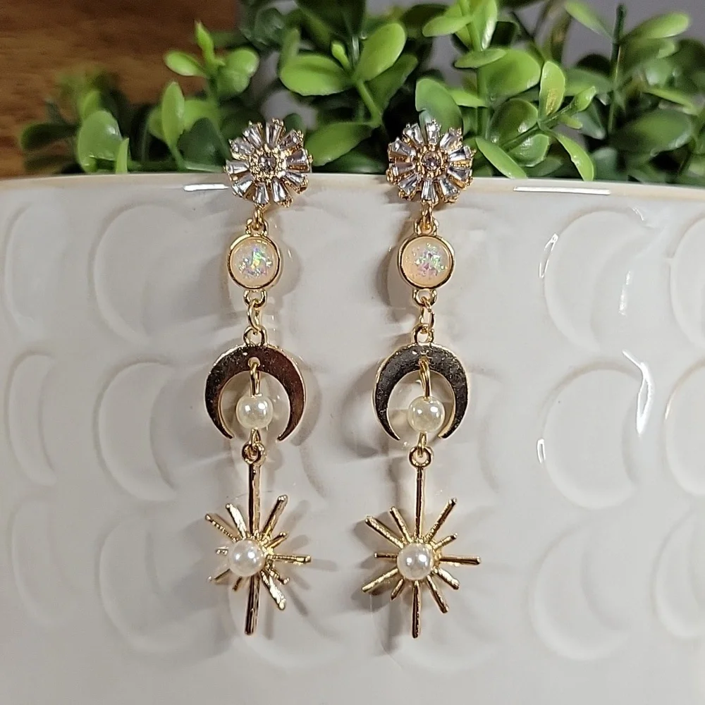 🔥LAST PAIR🔥 Celestial Holiday MCM Dangle Earrings - Picture 5 of 6